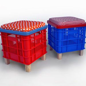 Taburetes con cajas de plástico. Imagen de Pinterest